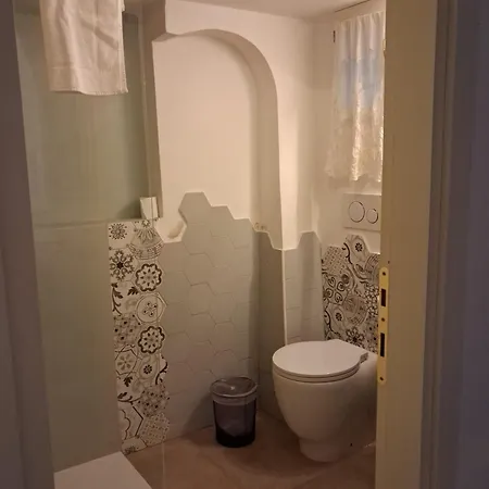 Dimora Con Finestra Sui Tetti Di Apartamento *