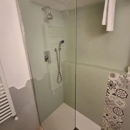 Dimora Con Finestra Sui Tetti Di Apartamento