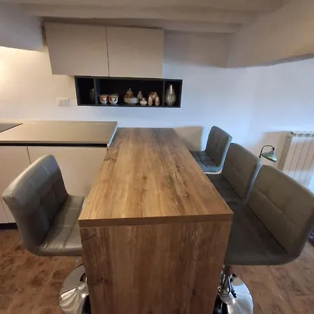 Dimora Con Finestra Sui Tetti Di *