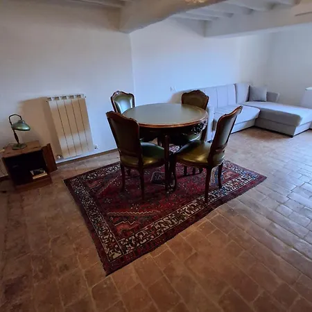 Dimora Con Finestra Sui Tetti Di Apartamento *